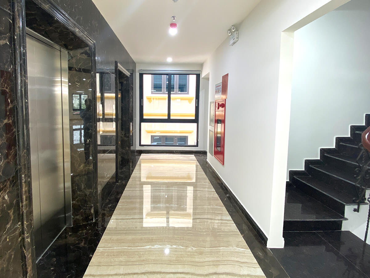 Cho Thuê Tòa Văn Phòng 9 Tầng MP Nguyễn Khang.Vị trí đắc địa. DT 160m2.MT 9m. Giá 300tr/th - Ảnh 3